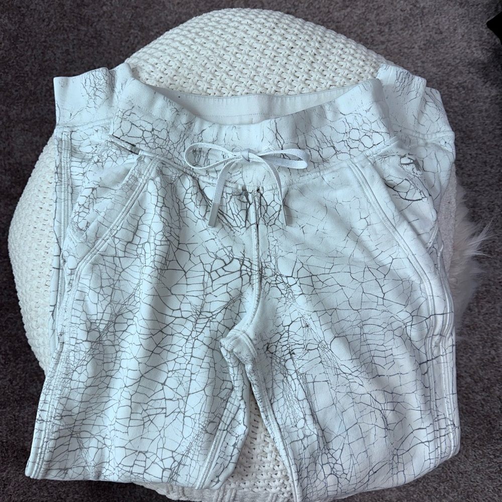 Lululemon Athletica White Crackle Pattern Joggers